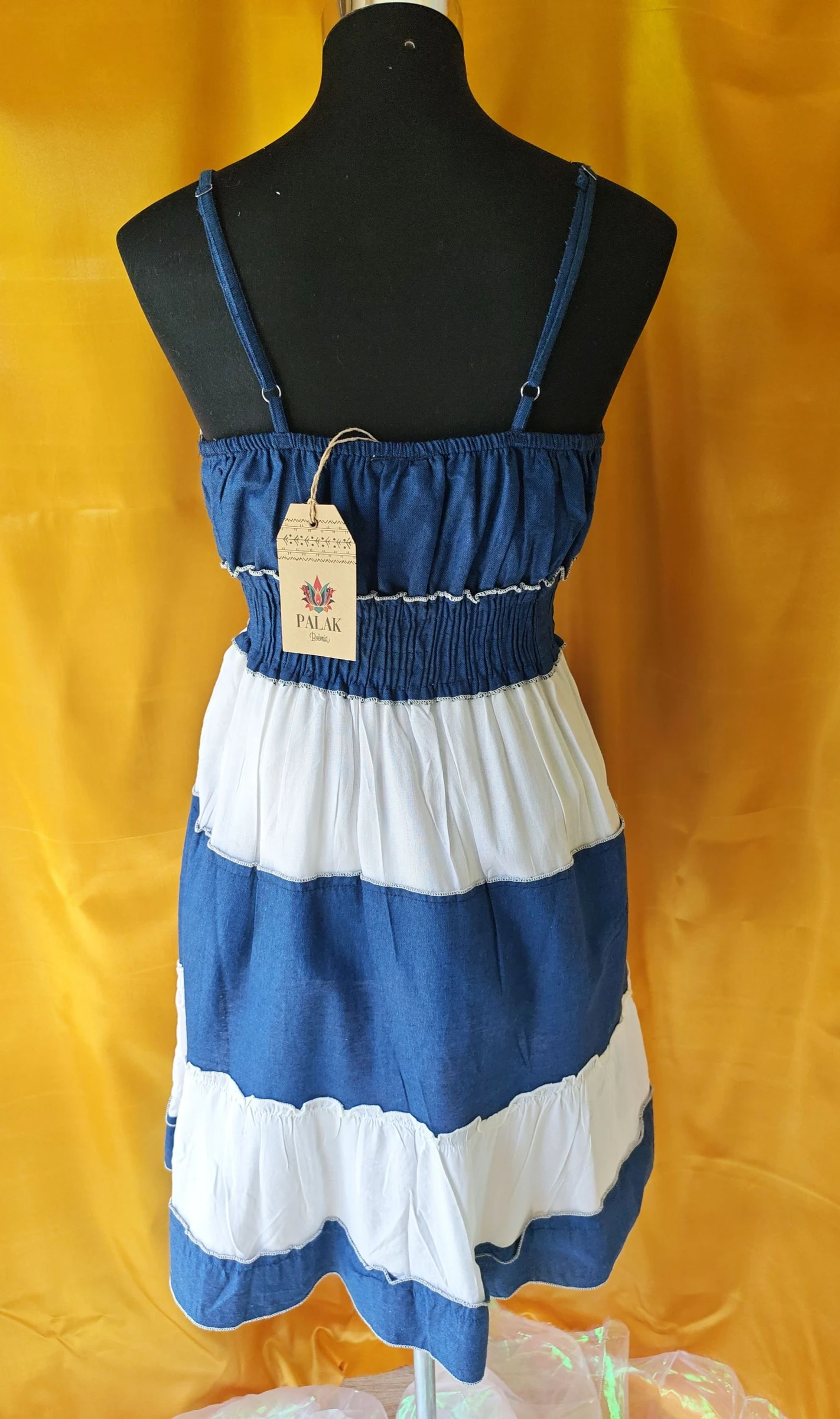 Vestido azul y blanco con bordados  – photo 3